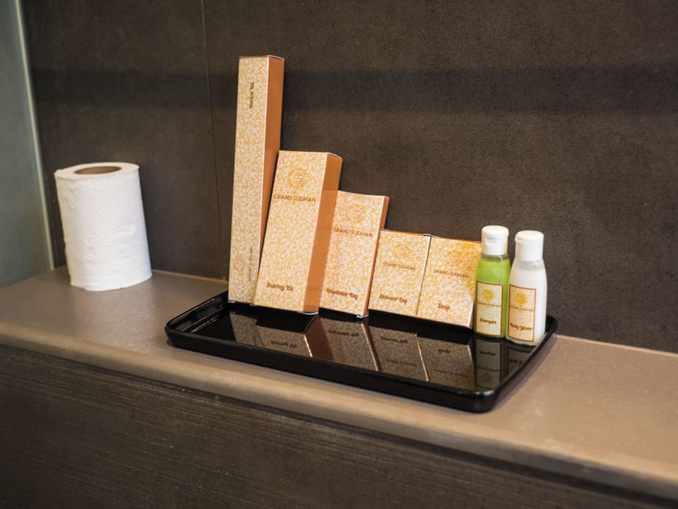 Standard Double Room | Bathroom | Shower, free toiletries, hair dryer, towels