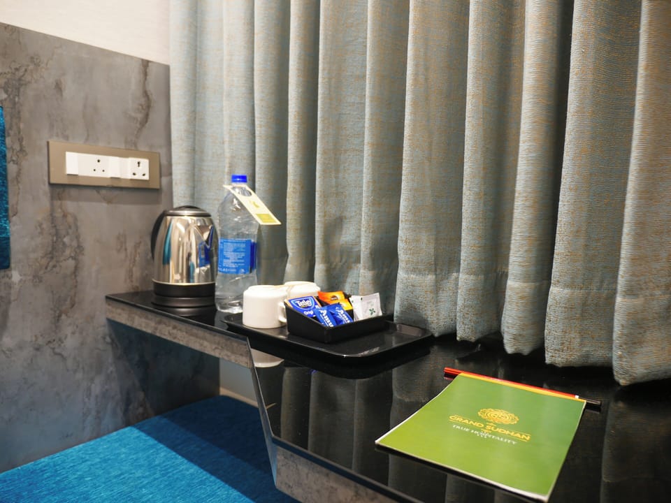 Standard Double Room | Desk, laptop workspace, soundproofing, iron/ironing board