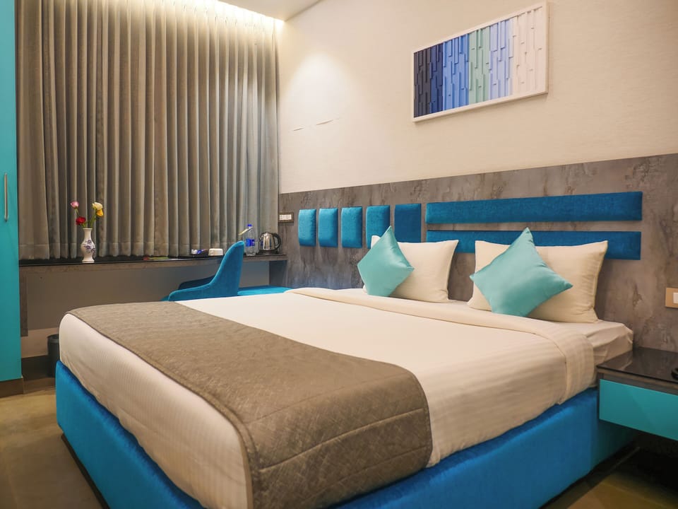 Standard Double Room | Desk, laptop workspace, soundproofing, iron/ironing board