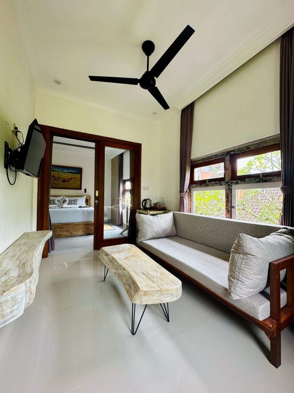 Deluxe Double Room | Living area | TV