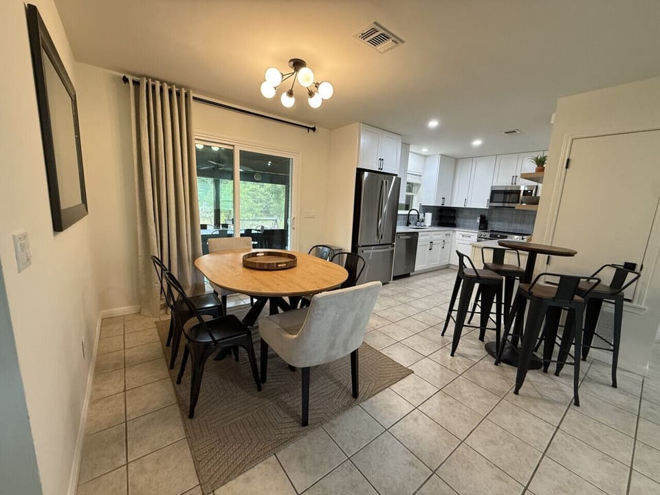 Dining in to the kitchen