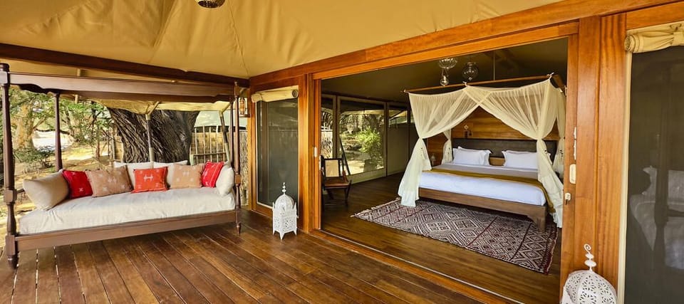 Luxury Double or Twin Room | Desk, free cribs/infant beds, free WiFi, bed sheets