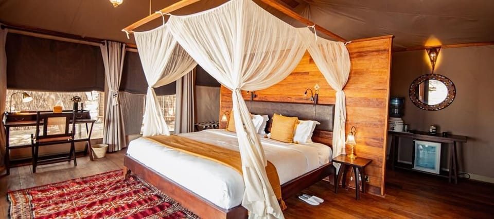 Luxury Double or Twin Room | Desk, free cribs/infant beds, free WiFi, bed sheets