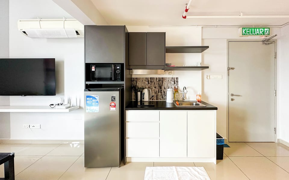 Deluxe Duplex, City View | Private kitchen | Mini-fridge, microwave, stovetop, electric kettle