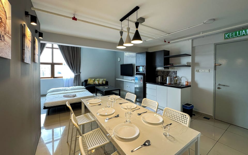 Deluxe Duplex, City View | Private kitchen | Mini-fridge, microwave, stovetop, electric kettle