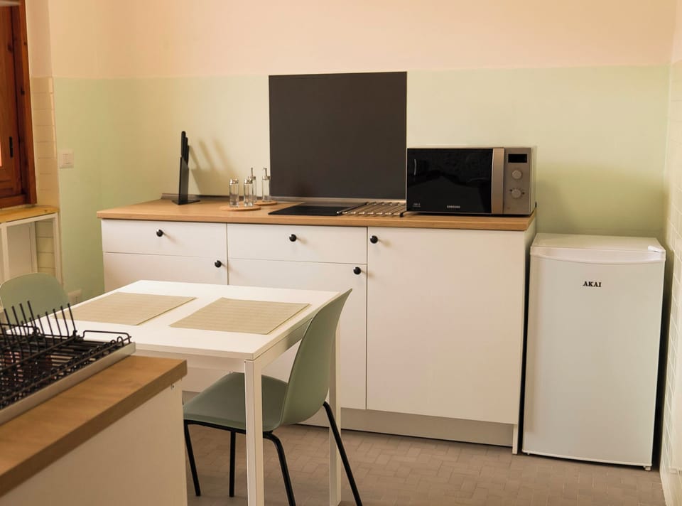 Full-size fridge, microwave, stovetop, coffee/tea maker