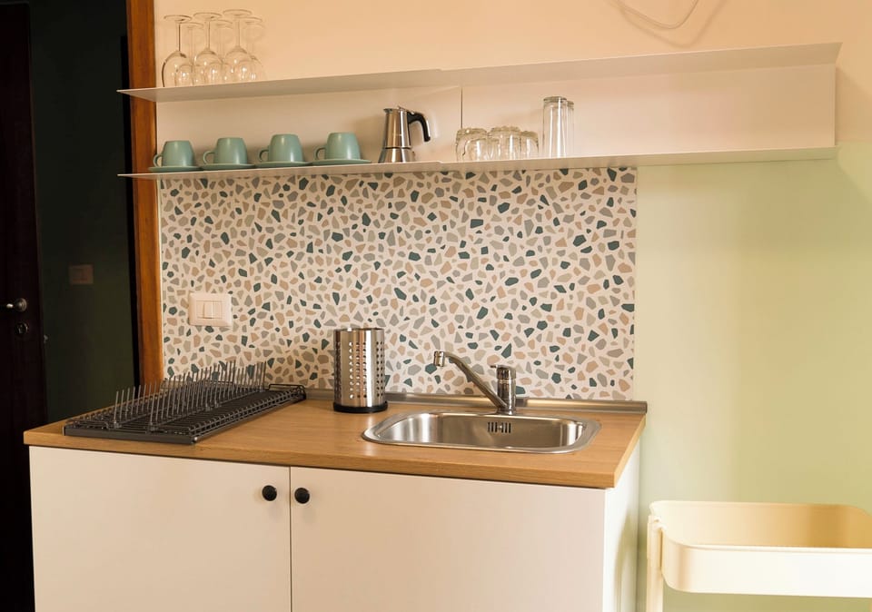 Full-size fridge, microwave, stovetop, coffee/tea maker