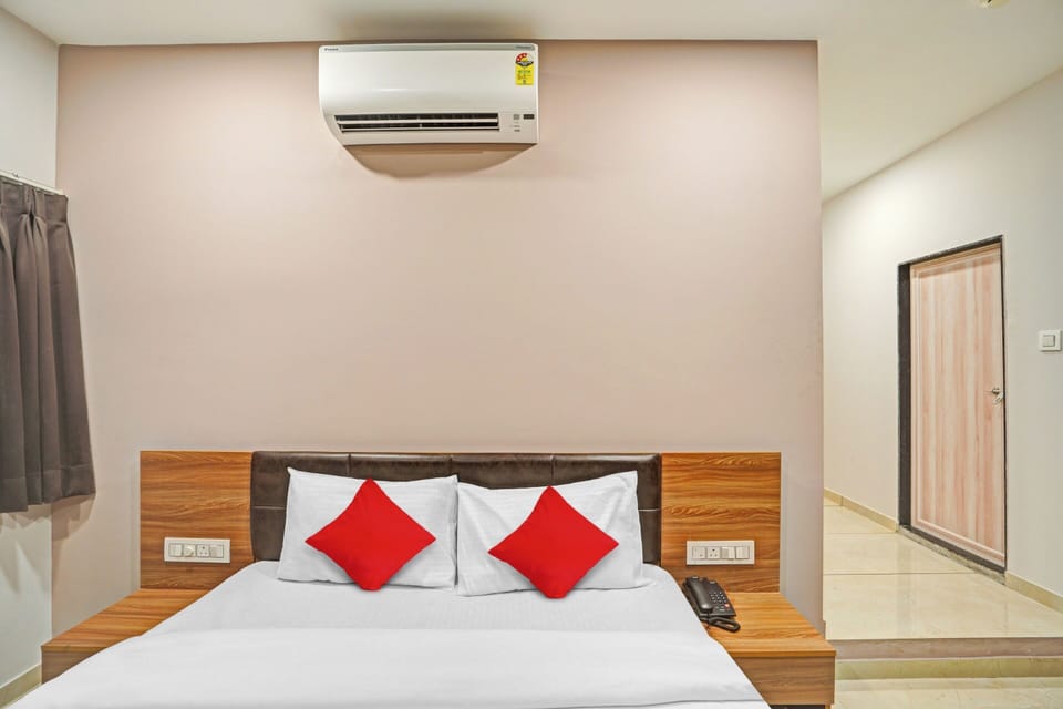 Deluxe Room, City View | Premium bedding, desk, laptop workspace, soundproofing