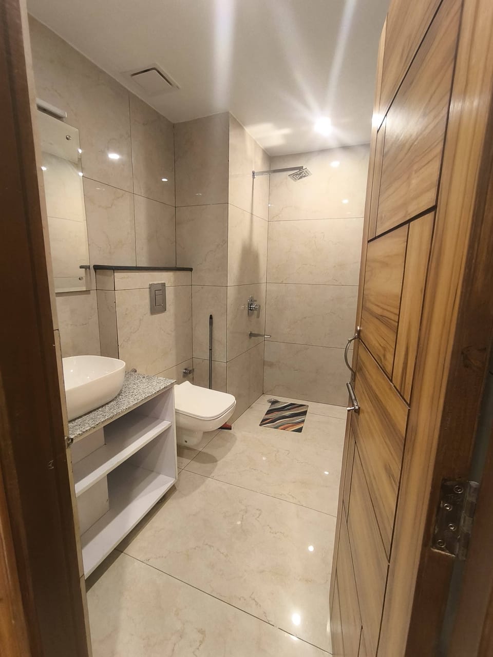 Slippers, soap, shampoo, toilet paper