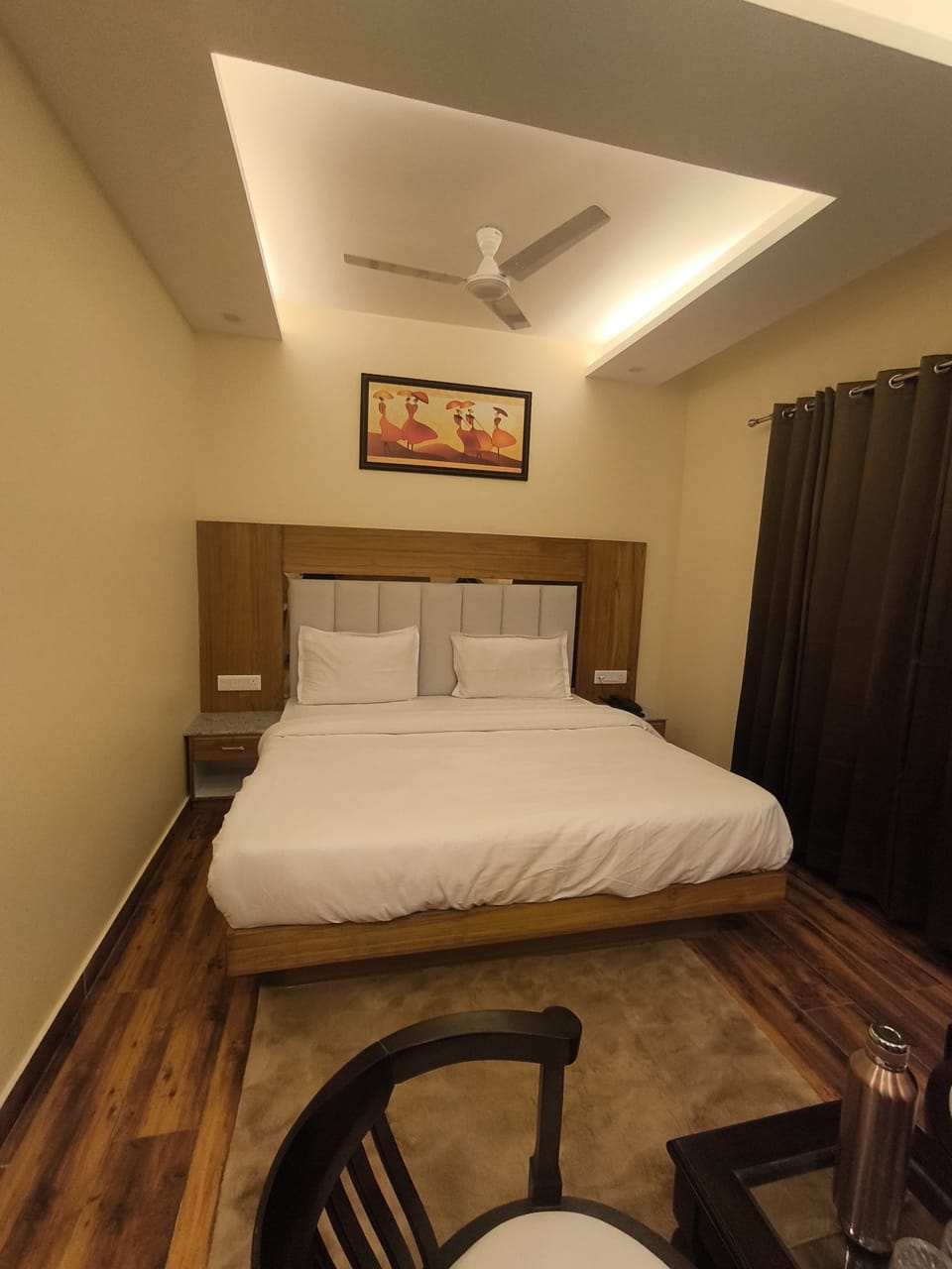 Luxury Room | Desk, bed sheets