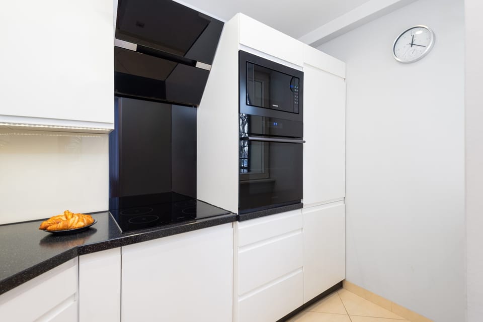 Comfort Apartment, Balcony, City View | Private kitchen | Full-size fridge, microwave, oven, stovetop