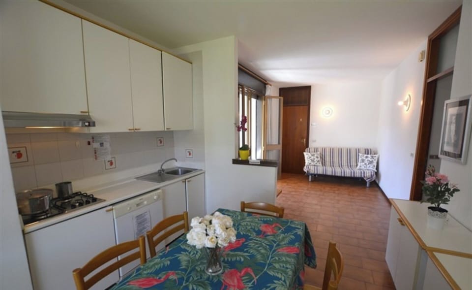 Apartment, 3 Bedrooms, Balcony, Garden View | Dining room