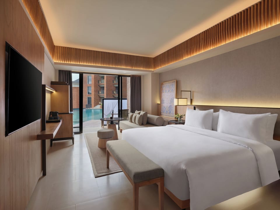 Superior room, balcony and pool view - 1 king bed | In-room safe, desk, blackout drapes, soundproofing