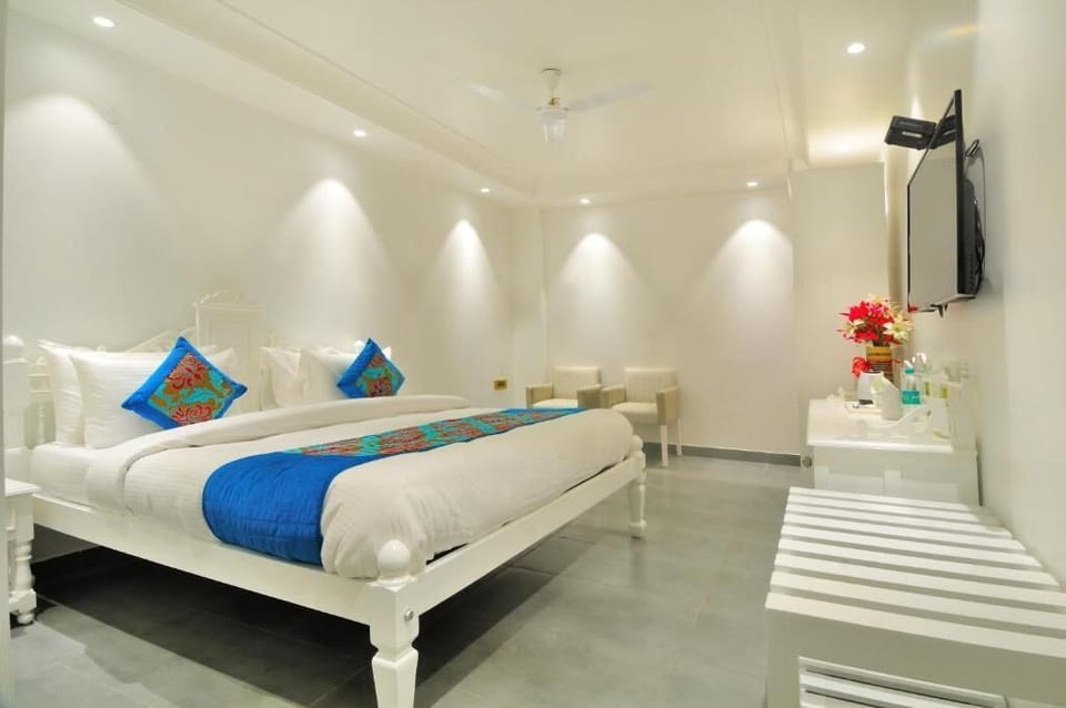 Deluxe Double Room | In-room safe, desk, blackout drapes, soundproofing