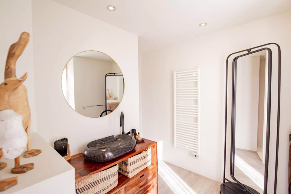 Deluxe Suite, Pool View | Bathroom