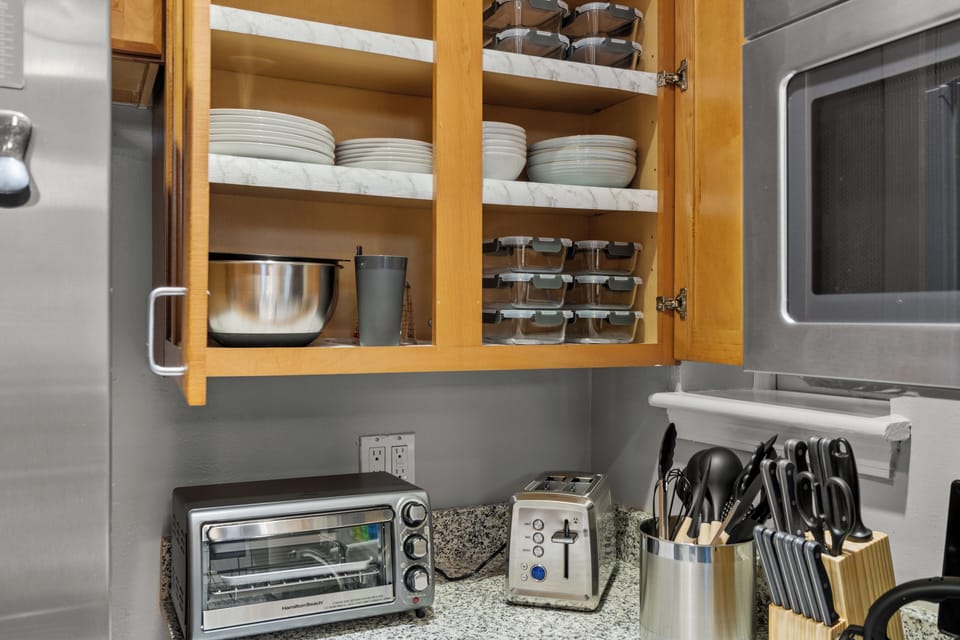 Deluxe House | Private kitchen | Shared fridge, microwave, highchair