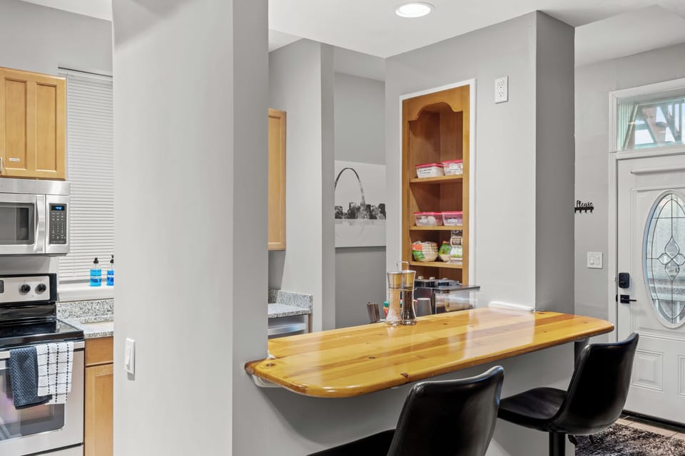 Deluxe House | Private kitchen | Shared fridge, microwave, highchair