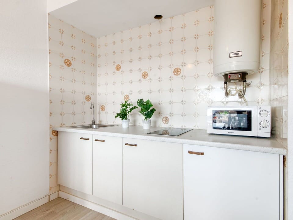 Wall, Wood, Kitchen, Interior Design, Flooring, Kitchen Appliance, Cabinetry, Floor, Countertop, Major Appliance