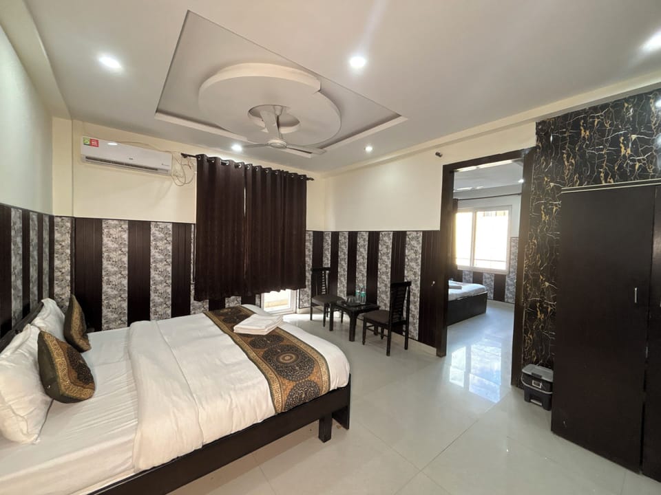 Family Room, 2 Bedrooms, Balcony, Mountain View | Free WiFi