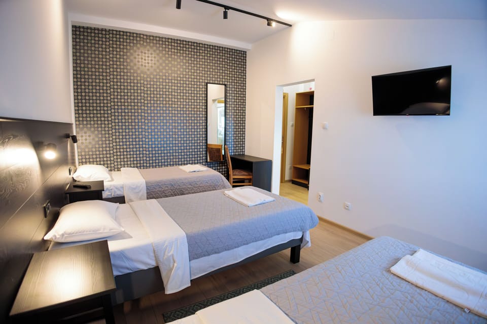 Triple Room | Desk, laptop workspace, blackout drapes, soundproofing