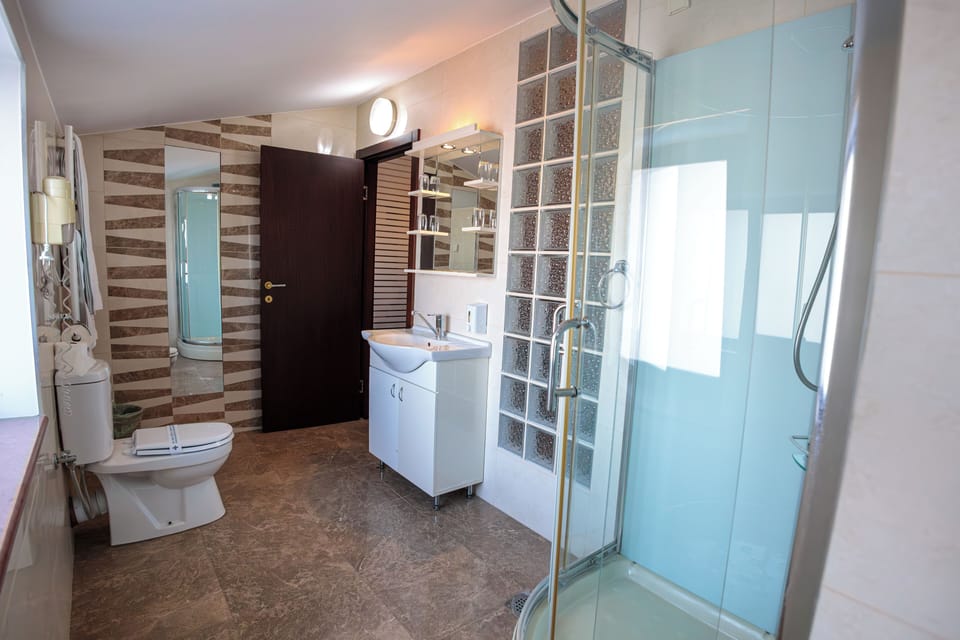 Deluxe Suite, Balcony, Courtyard View | Bathroom | Shower, hair dryer, towels, soap