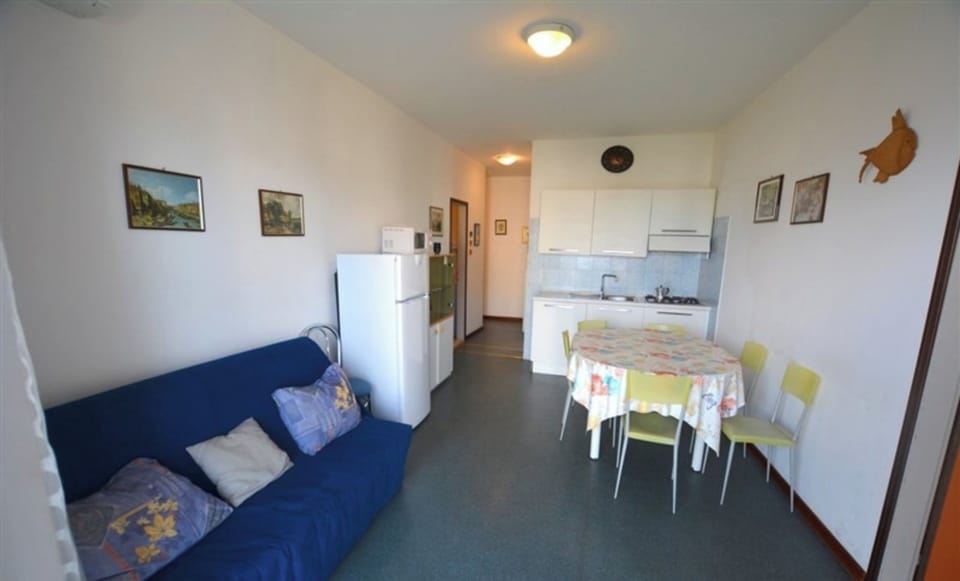 Apartment, 2 Bedrooms, Balcony, Ocean View | Dining room