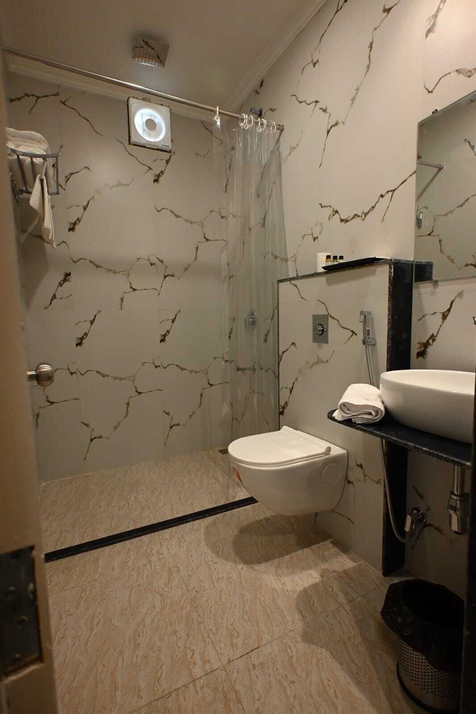 Slippers, bidet, towels, shampoo
