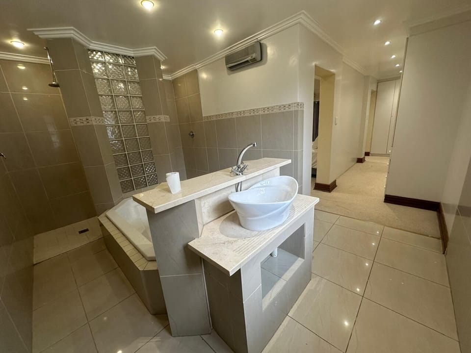 Luxury Suite | Bathroom | Separate tub and shower, hair dryer, bathrobes, bidet