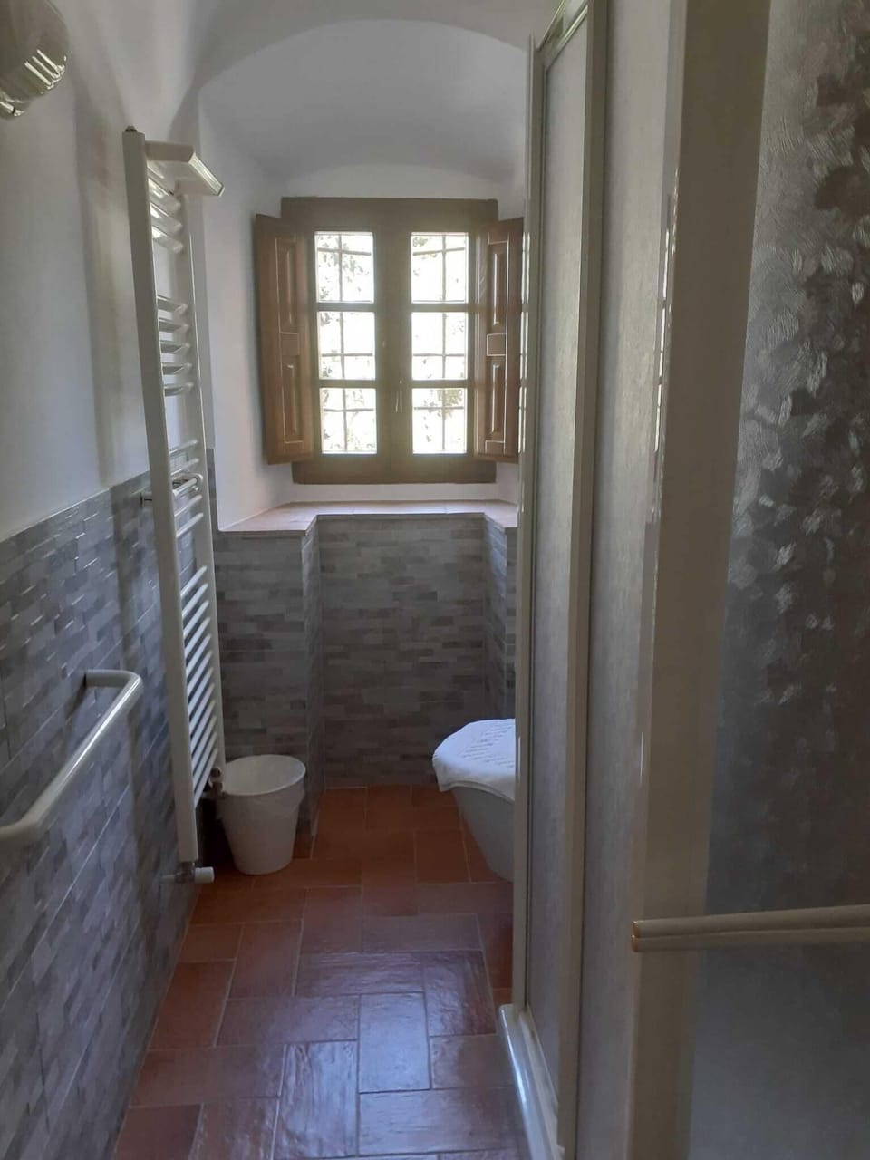 Triple Room | Bathroom | Towels, soap, shampoo, toilet paper