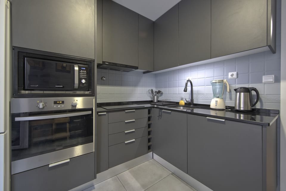 Microwave, oven, dishwasher, coffee/tea maker