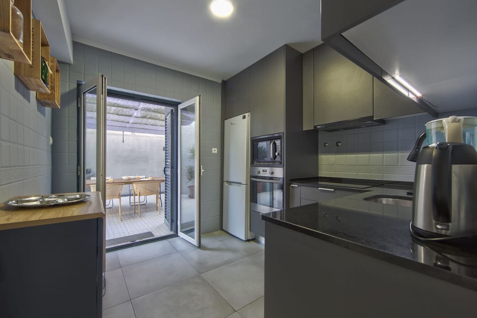 Microwave, oven, dishwasher, coffee/tea maker