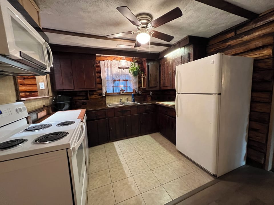 Kitchen Photo 2