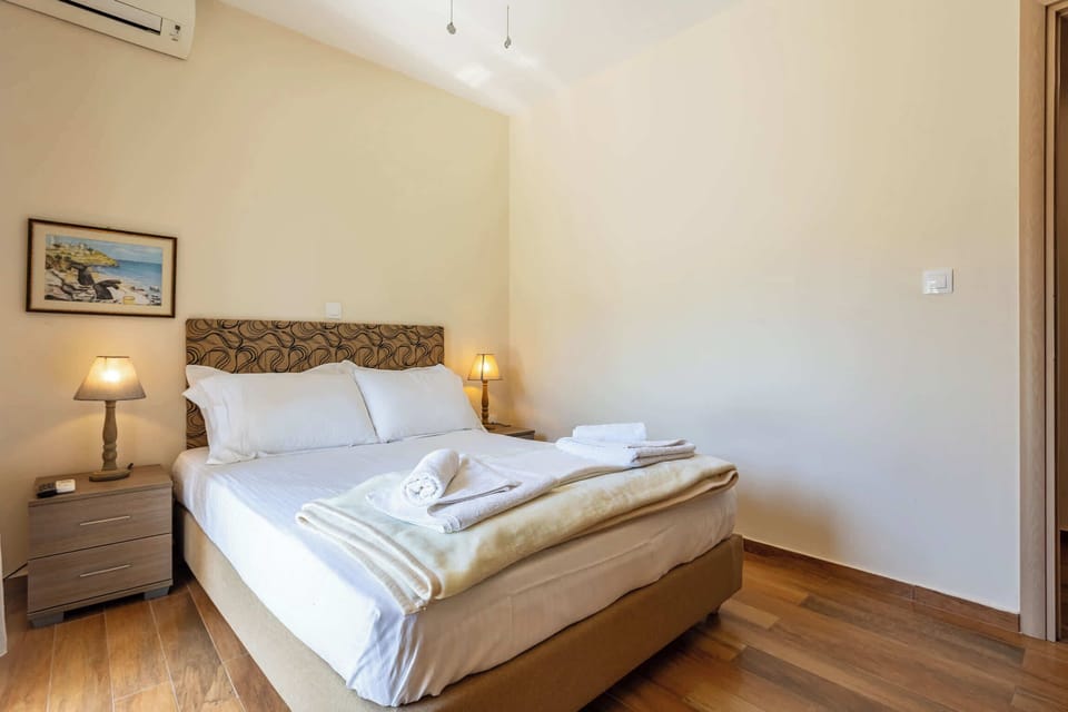 Interior space – Well-lit sleeping area with tasteful décor and wooden flooring (Bedroom 3).