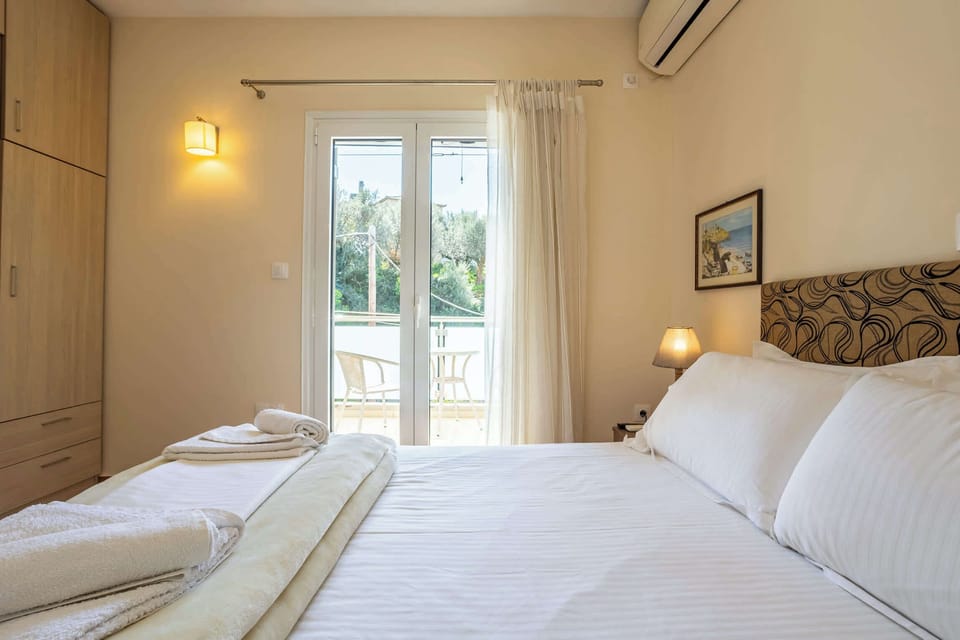 Bedroom details – Elegant details of the bedroom with soft tones and decorative style (Bedroom 3).