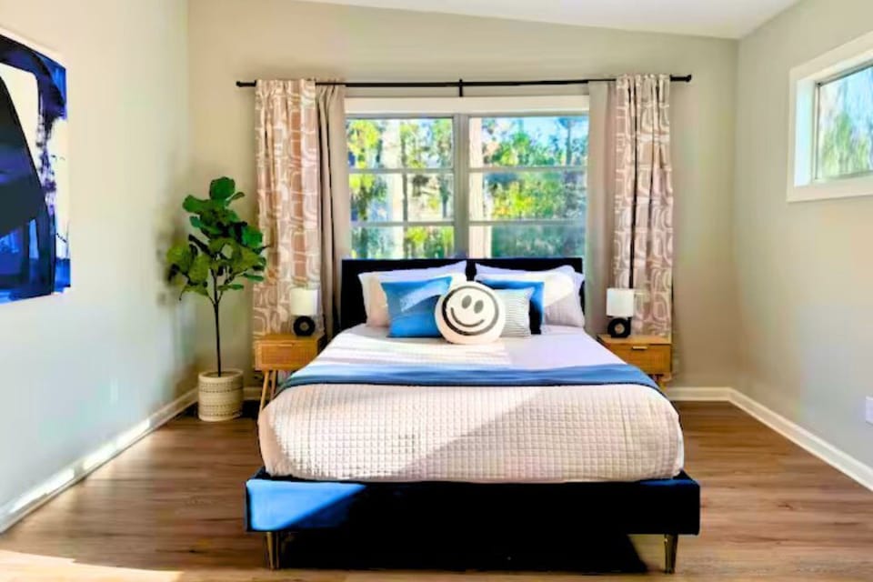 Wake up refreshed in this cozy and stylish bedroom!