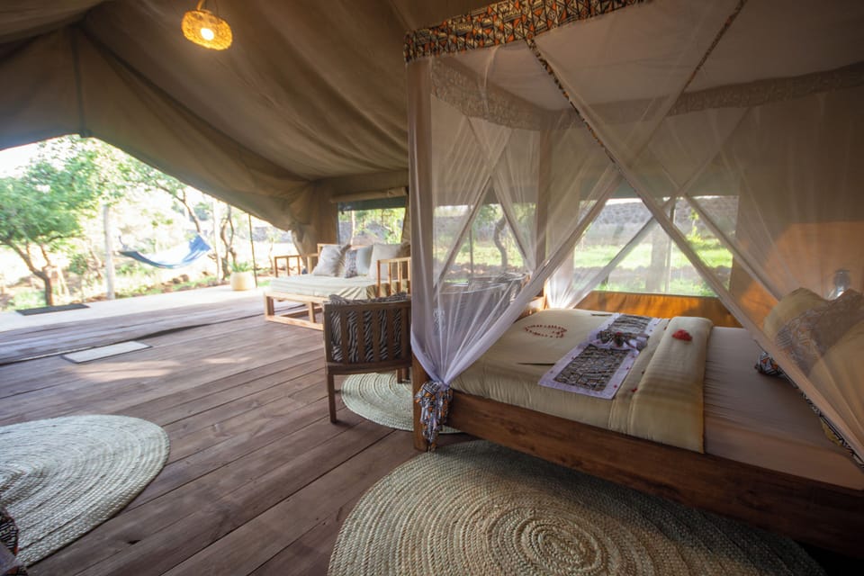 Luxury Tent | In-room safe, bed sheets