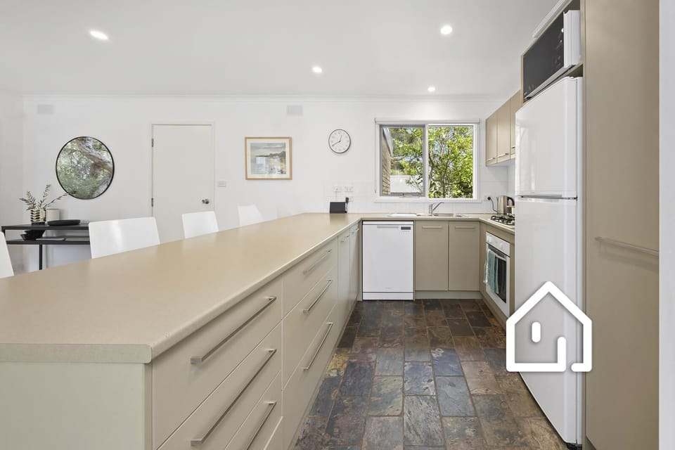 Well equipped kitchen with Nespresso coffee pod machine 