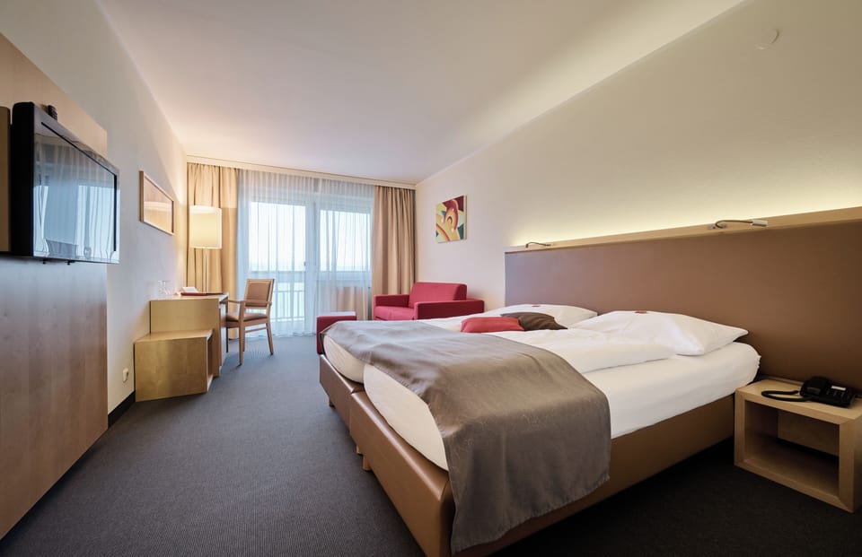 Hypo-allergenic bedding, in-room safe, desk, laptop workspace