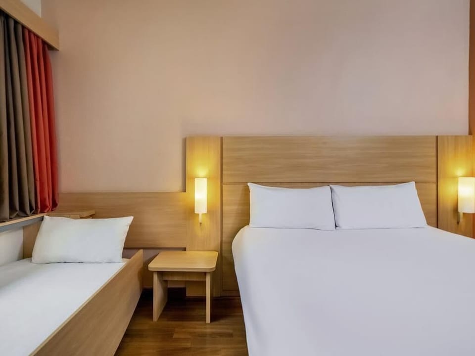Standard Room, 1 Twin Bed | Minibar, desk, blackout drapes, soundproofing