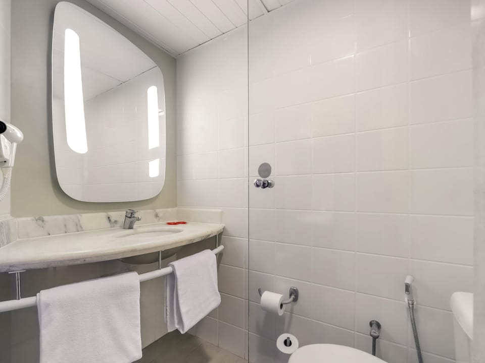 Standard Room, 1 Twin Bed | Minibar, desk, blackout drapes, soundproofing