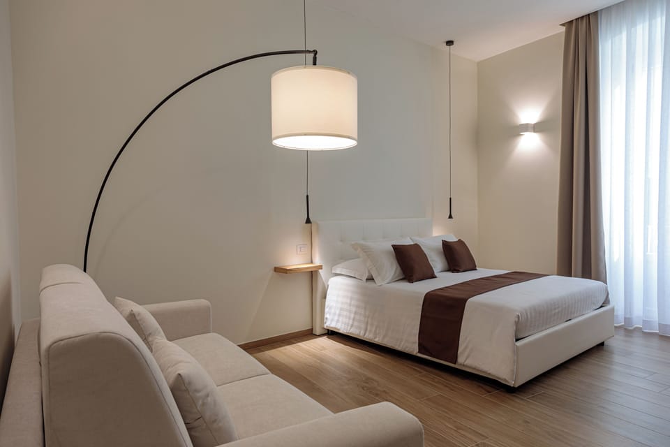 Camera 102 | 1 bedroom, desk, WiFi (free)