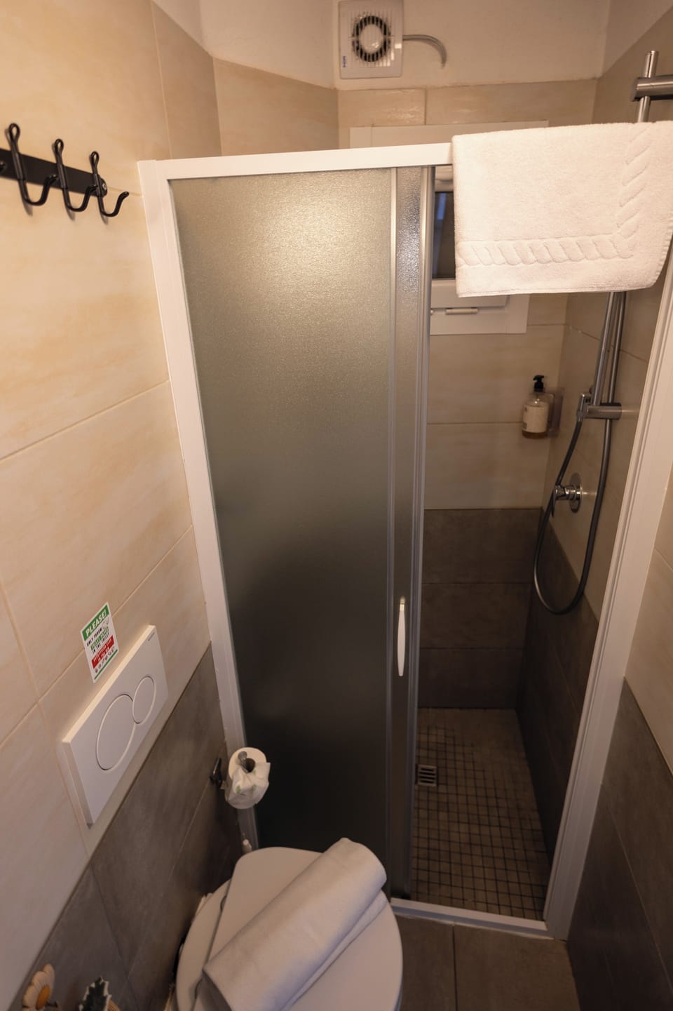 Comfort Studio, City View | Bathroom | Shower, rainfall showerhead, free toiletries, hair dryer