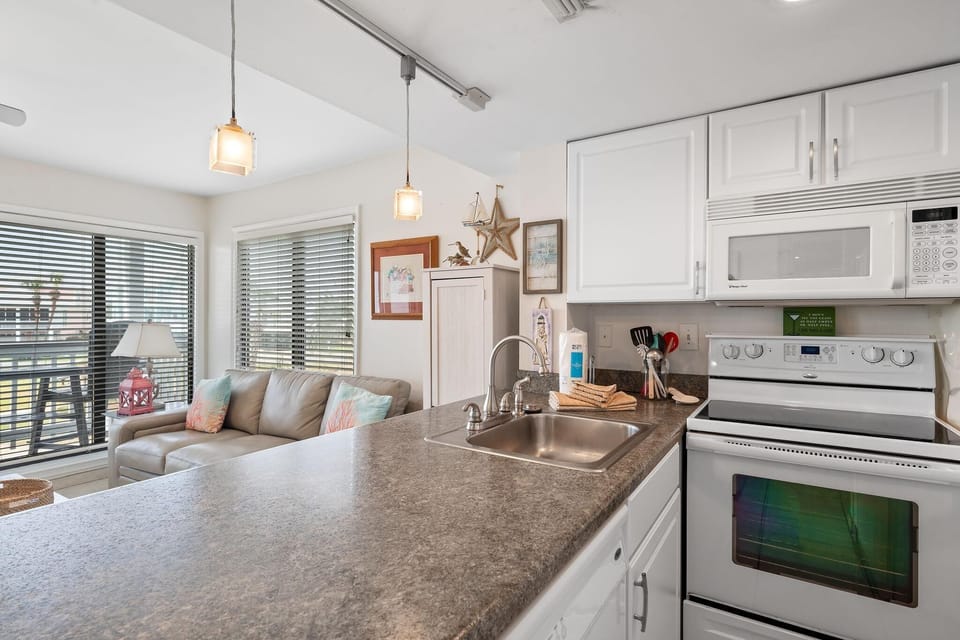 Condo, Multiple Beds (Plantation 1244 - Pearl on the Gulf) | Private kitchen | Oven, toaster