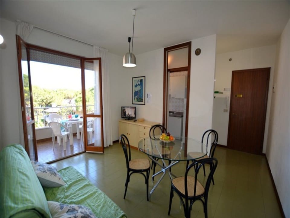 Apartment, 2 Bedrooms, Balcony, Pool View | Dining room