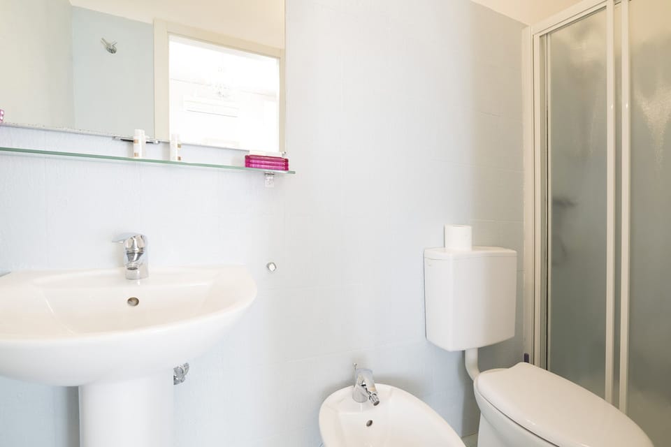 Standard Double Room | Bathroom | Shower, free toiletries, hair dryer, towels