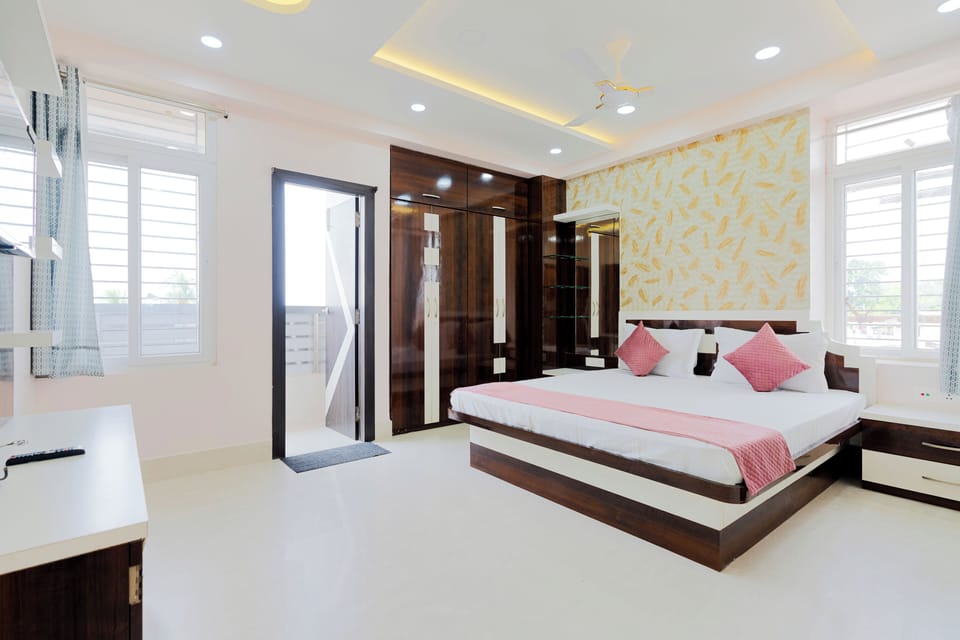 Premium bedding, in-room safe, desk, laptop workspace