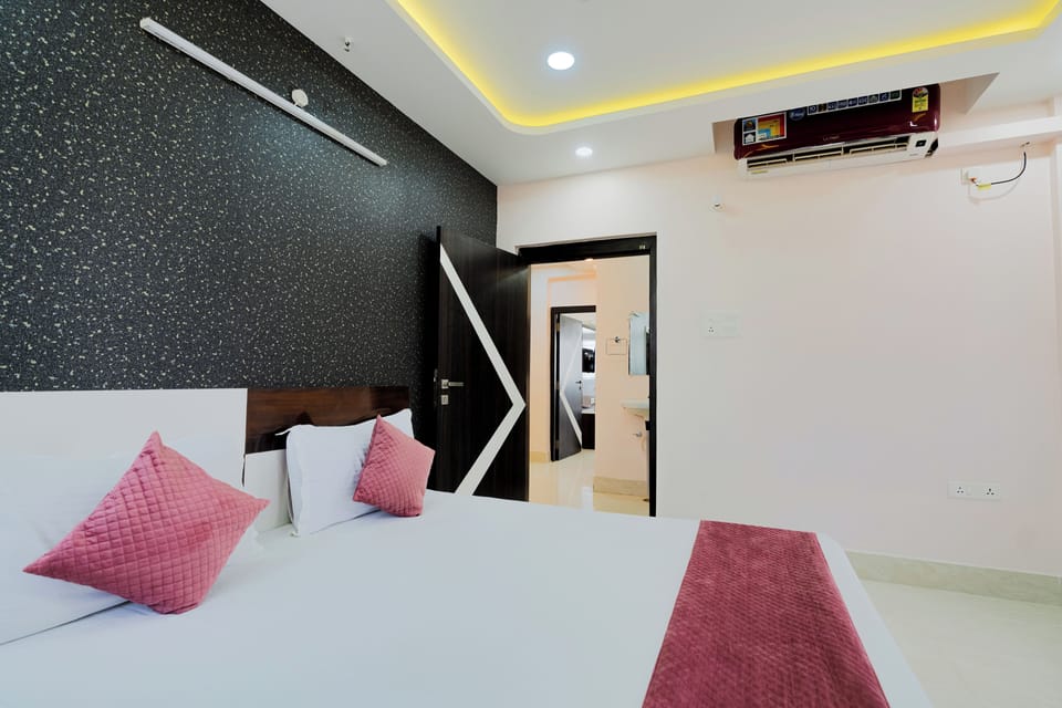 Family Apartment | Premium bedding, in-room safe, desk, laptop workspace