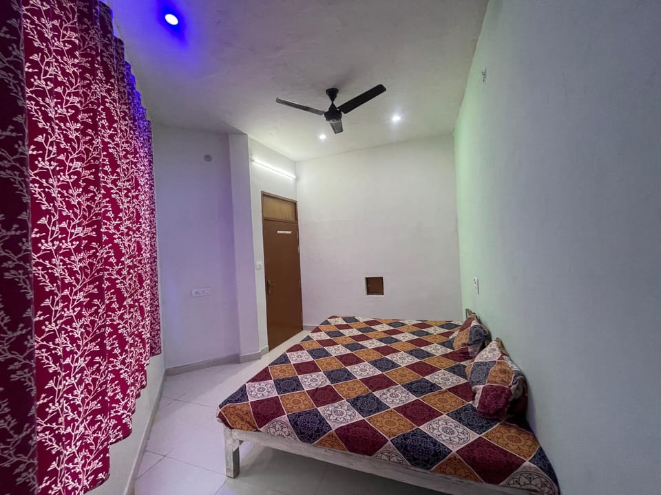 Economy Room | Laptop workspace, iron/ironing board, free WiFi, bed sheets