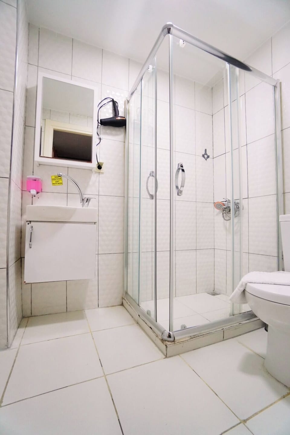 Triple Room | Bathroom | Shower, hair dryer, slippers, bidet