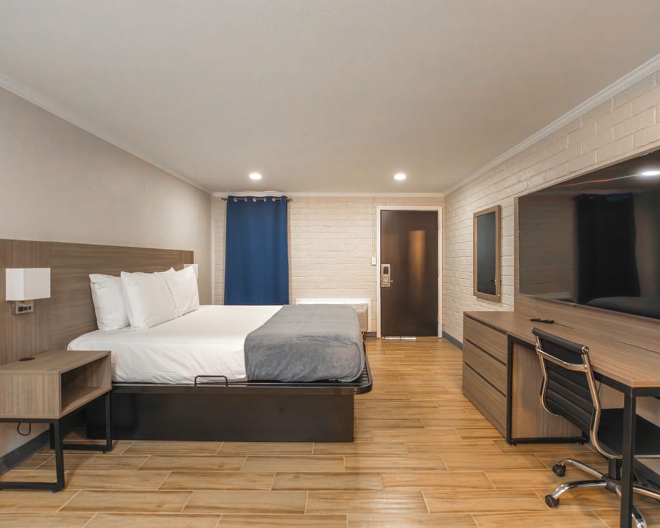 Single Room, 1 King Bed | Desk, laptop workspace, free WiFi